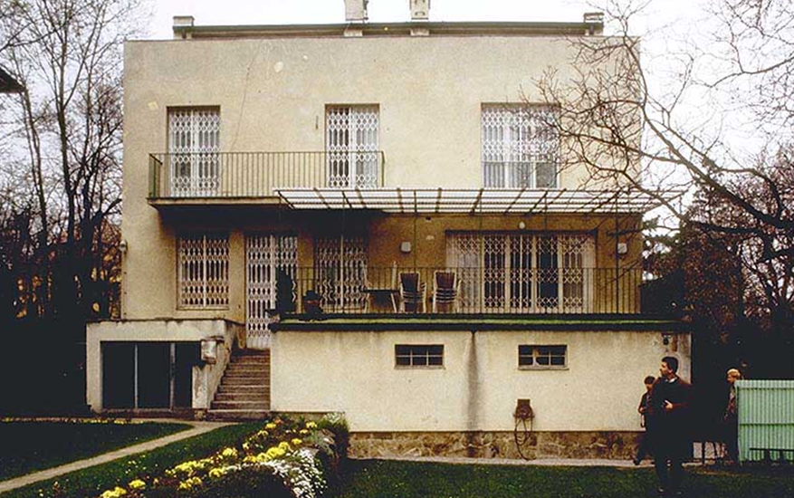 moller house